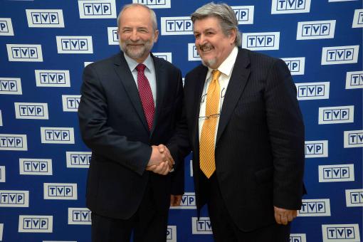 Un saluto al Presidente Juliusz Braun prima di lasciare gli studi televisivi . foto I. Sobieszczuk Un saluto al Presidente Juliusz Braun prima di lasciare gli studi televisivi . foto I. Sobieszczuk